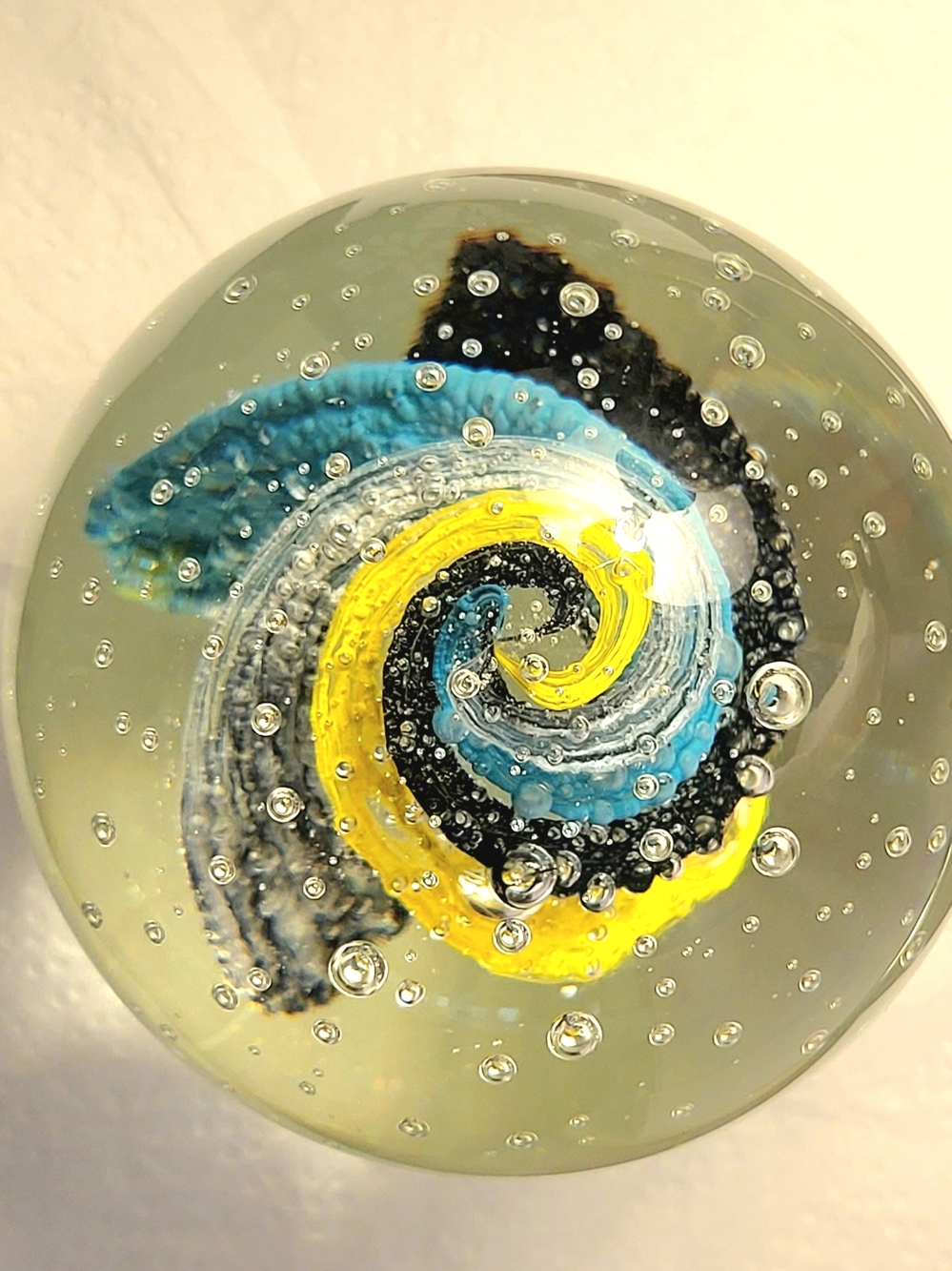 Heavy 2.5 lbs Hand-blown Art Glass Paperweight 4-Color Spiral Ribbons 3.5"